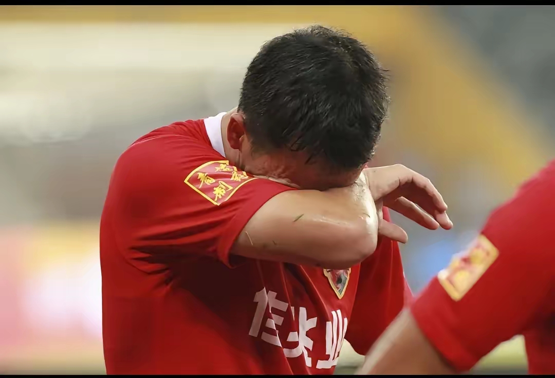 九游体育下载-恒大在比赛中受伤退赛,曼联主帅表示担忧!(恒大足球队退出)